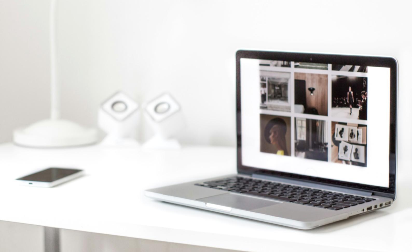 Team bei der Überarbeitung von Lernmaterialien