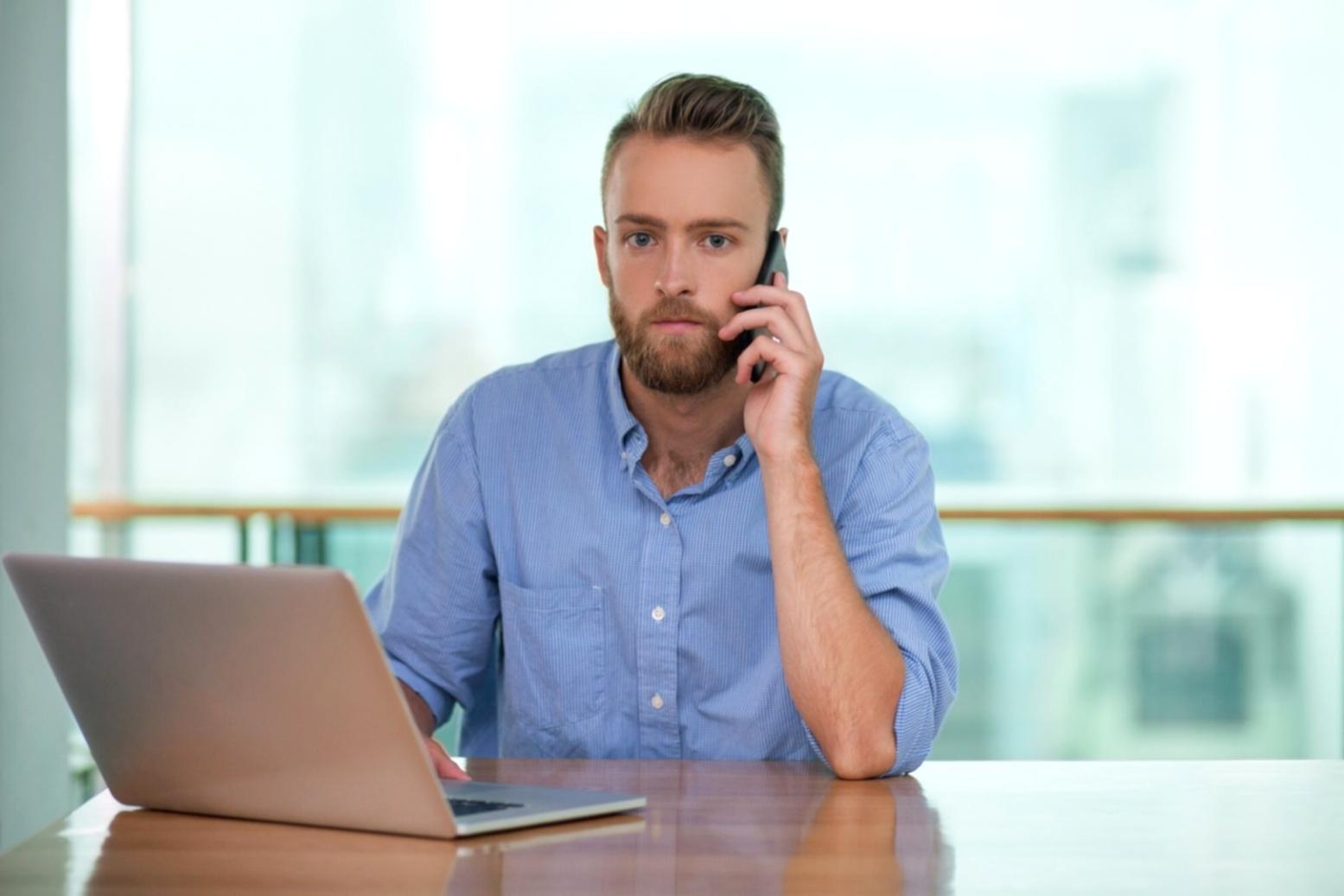 Teilnehmer arbeitet an Sicherheitsanalyse in Laborumgebung